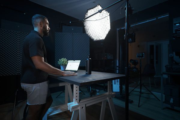 homme se faisant filmer dans un studio photo vidéo